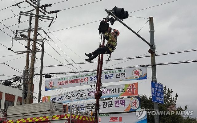 강풍에 파손된 신호등
