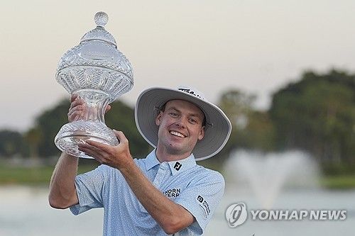 우승 트로피를 들고 활짝 웃는 하이스미스.