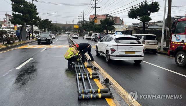 강풍에 쓰러진 중앙분리대