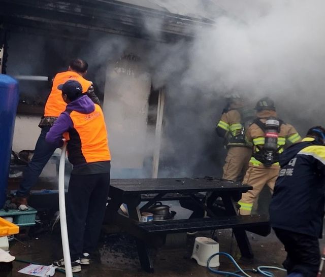 단독주택 화재 진압하는 소방대원과 의용소방대원들