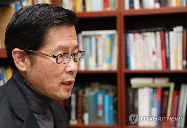 연합뉴스와 인터뷰 중인 정성장 세종연구소 한반도전략센터장 