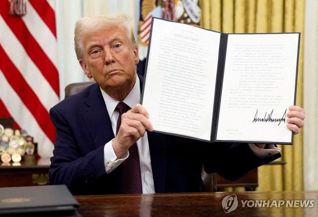 행정명령에 서명한 도널드 트럼프 미국 대통령