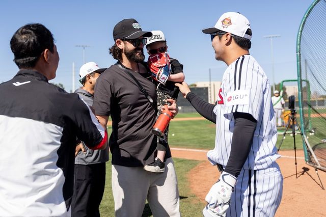 LG 스프링캠프에 방문했던 케이시 켈리(가운데)
