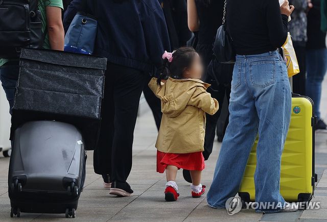 엄마 손잡고 아이