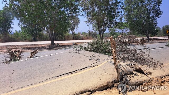 강진으로 파괴된 미얀마 고속도로