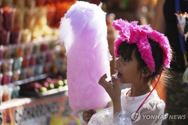 멕시코시티에서 솜사탕 먹는 어린이