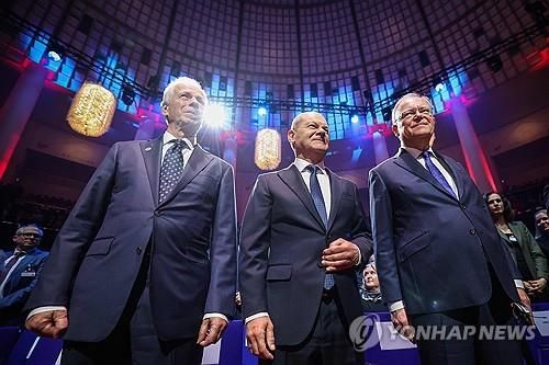 하노버 산업 박람회 참석한 올라프 숄츠(가운데) 독일 총리