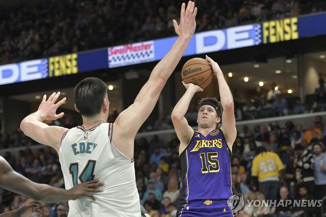 슛 쏘는 오스틴 리브스