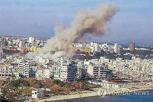 지난 15일 시리아 서부 해안도시 라타키아에서 폭발로 인한 연기가 나는 모습 [AFP 연합뉴스 자료사진] 