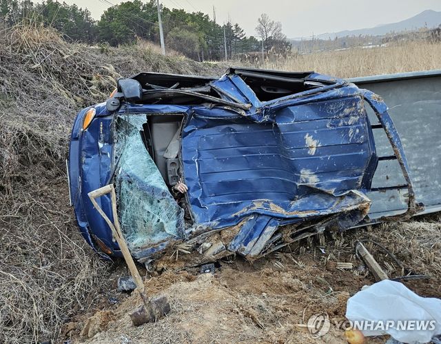 산불 대피 중에 전복된 트럭 구조