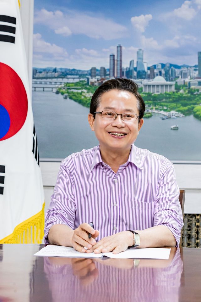 연합뉴스와 인터뷰 하는 최호권 영등포구청장