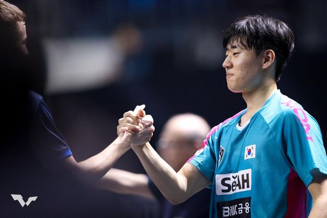 WTT 첸나이 대회 남자단식 결승 후 인사하는 오준성