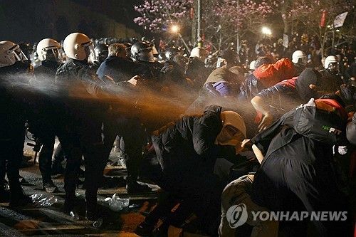 시위대에 최루액 분사하는 튀르키예 전투경찰