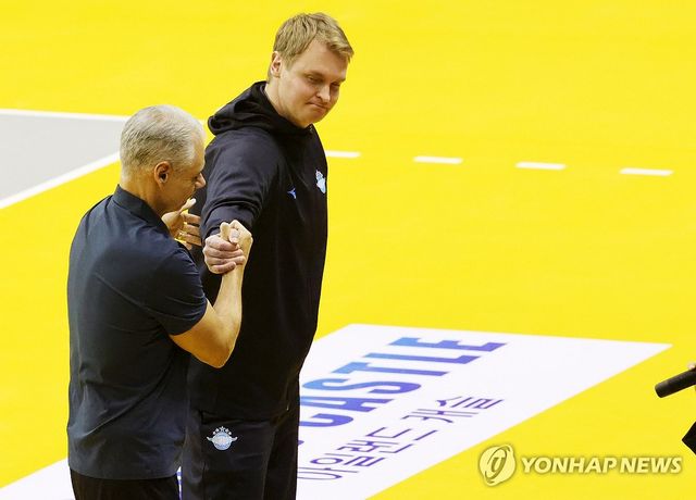 축하받는 토미 틸리카이넨 감독