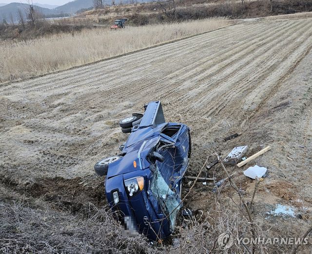산불 대피 중에 전복된 트럭 구조