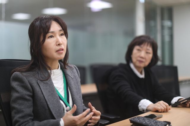 연합뉴스와 인터뷰 중인 배진시 대표와 권희정 소장(오른쪽)