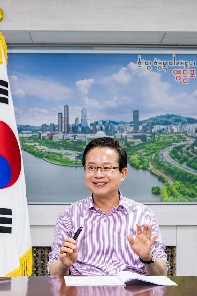 연합뉴스와 인터뷰 하는 최호권 영등포구청장