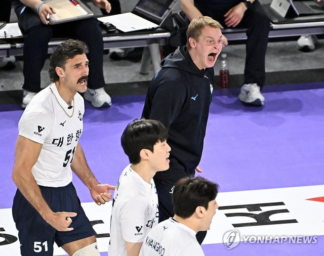 러셀 맹활약에 PO 2차전 완승 거둔 대한항공