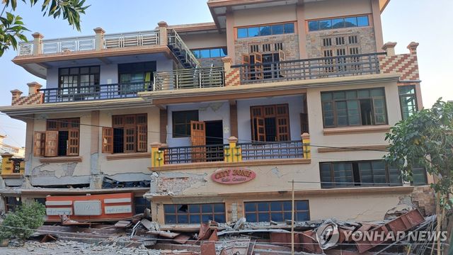 강진으로 초토화된 만달레이 인근 짜우세 시