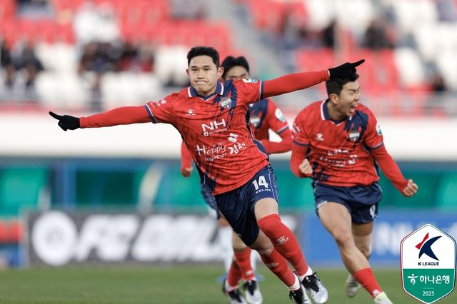 골을 넣고 기뻐하는 이동경