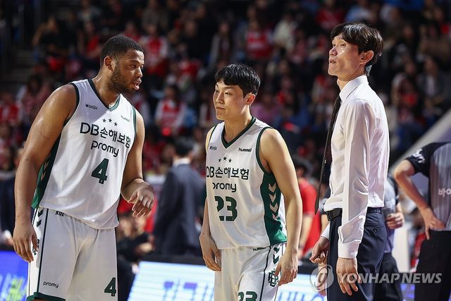 경기 지켜보는 김주성 감독