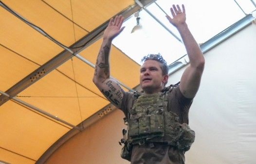 피트 헤그세스 미 국방부 장관 팔뚝에 새겨진 아랍어 문신