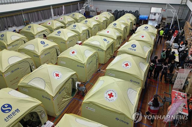 학교에 마련된 산청 산불 이재민 대피소