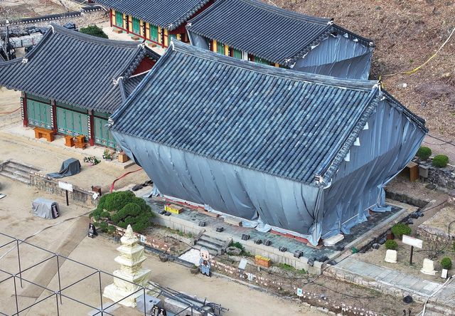 '아직 잔불 남았다'…여전히 방염포 두른 대전사