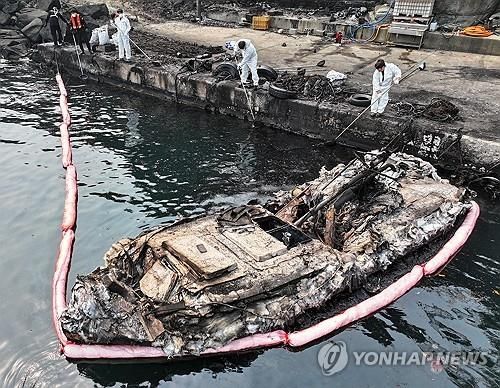 산불에 불탄 어선