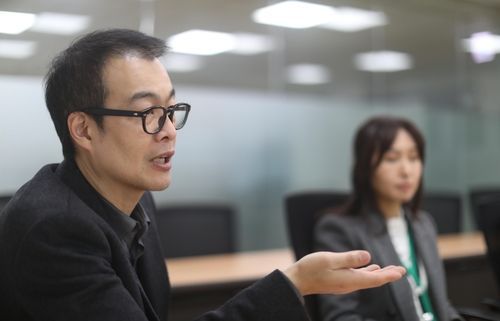 연합뉴스와 인터뷰 중인 이승훈 사무국장과 배진시 대표(오른쪽)