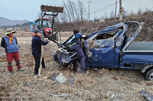 산불 대피 중에 전복된 트럭 구조