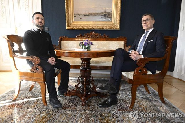 19일 헬싱키에서 젤렌스키 대통령과 만난 스투브 대통령