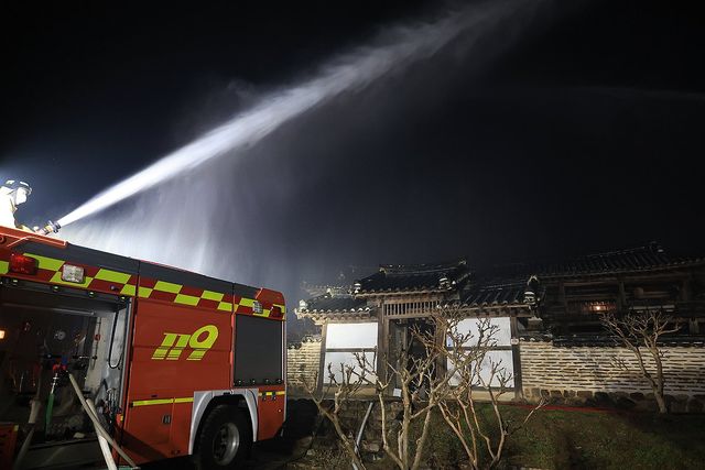 병산서원 건물에 물 뿌리는 소방관