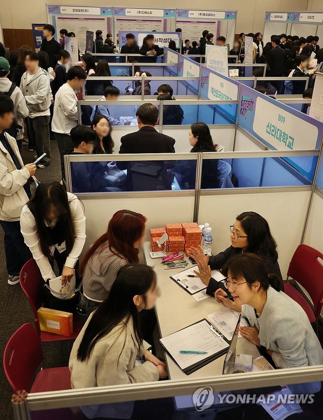 청년 구직자들로 붐비는 채용박람회장