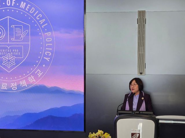 (서울=연합뉴스) 김잔디 기자 = 정부의 의료정책에 현장의 의견을 담아 대안을 낼 수 있는 인재를 양성하는 '대한의료정책학교'가 30일 개교했다. 최안나 대한의료정책학교 초대 교장은 이날 고려대학교 의과대학에서 개교식을 열고 "우리 의료를 살릴 수 있는 인재 양성에 초점을 맞추겠다"며 개교를 선언했다. 2025.03.30. jandi@yna.co.kr