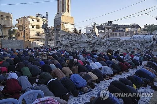 가자지구 데이르 알발라 마을의 이드 알피트르 야외 기도회