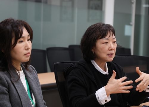 연합뉴스와 인터뷰 중인 배진시 대표와 권희정 소장(오른쪽)