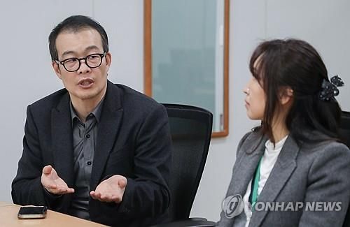 연합뉴스와 인터뷰 중인 이승훈 사무국장과 배진시 대표(오른쪽) 