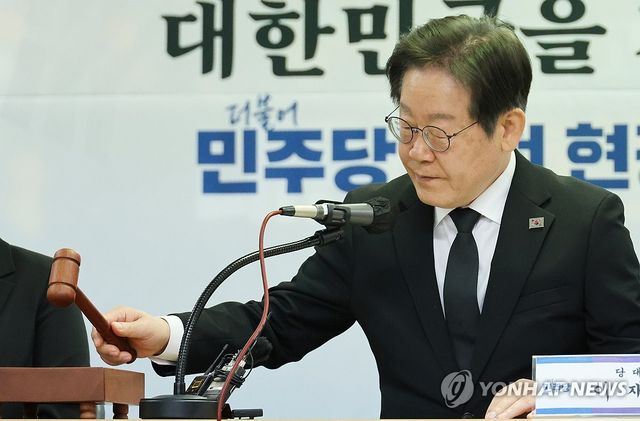 민주당 최고위원회의 개회하는 이재명 대표