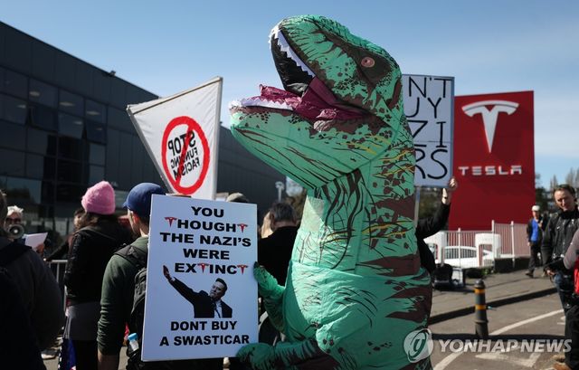 29일(현지시간) 영국 런던 테슬라 매장 앞에서 열린 머스크 반대 시위