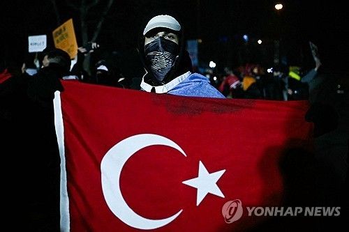 튀르키예 국기 든 반정부 시위자