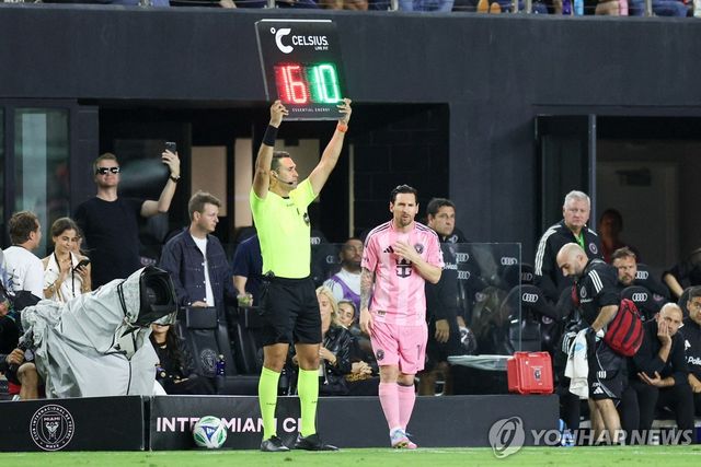 교체 출전하는 리오넬 메시