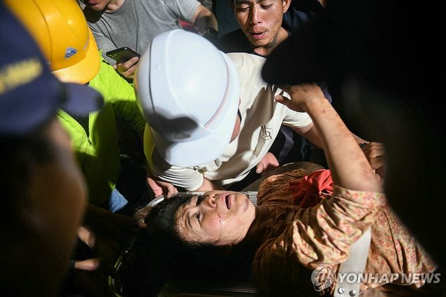 미얀마 붕괴 아파트에서 구조된 여성