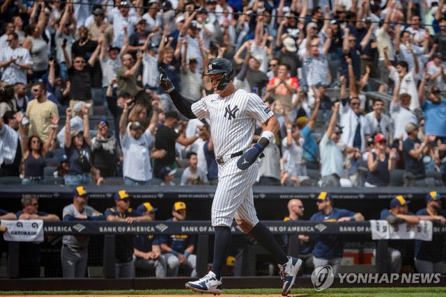 홈런 치고 홈플레이트로 들어오는 저지