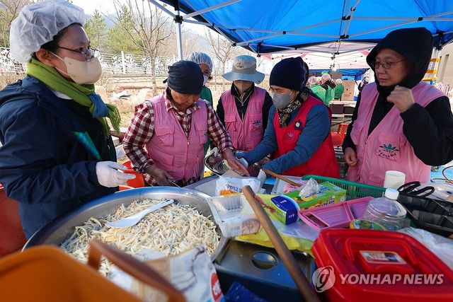 이재민 돕는 자원봉사자들