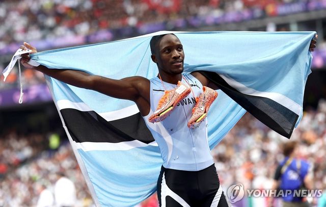 보츠와나 국기 든 2024 파리올림픽 금메달리스트 레칠레 테보고