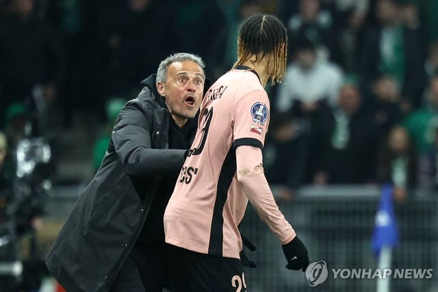 바르콜라에게 지시하는 엔리케 감독