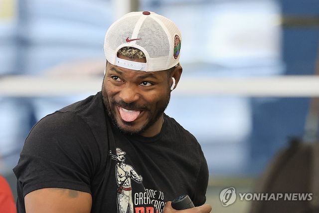 김건희 바라보며 장난스러운 표정 짓는 푸이그