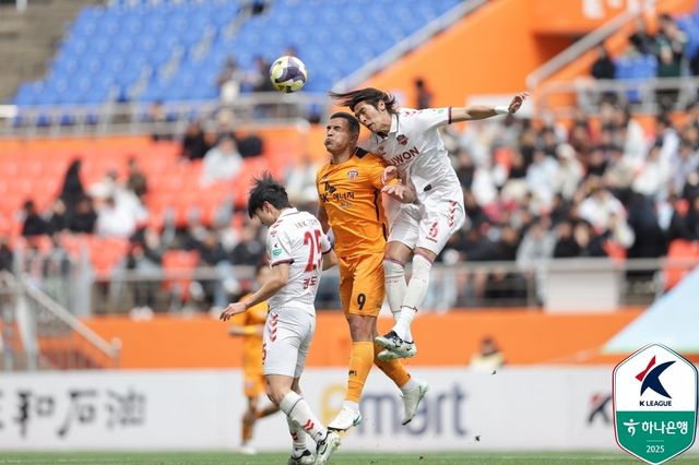 공중볼을 다투는 선수들