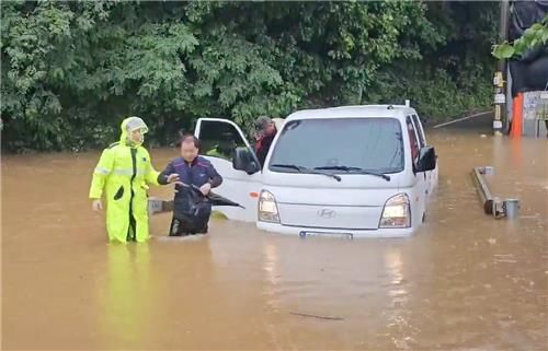 침수된 차량에서 시민 구조